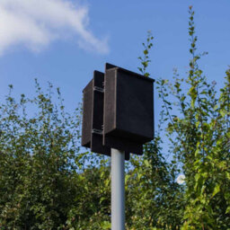Buttercup Farm Pole Mounted Roost Maternity Double Box With 5M Pole - Plywood/ceramic - L13 X W26 X H49 Cm - thumbnail 1
