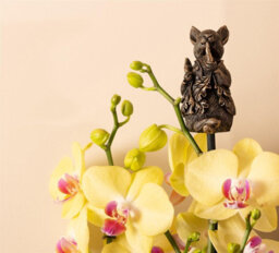Jardinopia Beatrix Potter Peter Rabbit Eating Radishes Cane Or Stake Topper (Ccbp0001) - L4 X W5 X H9 Cm - thumbnail 4