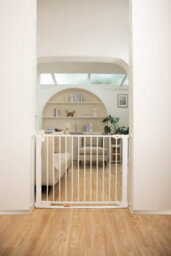 Bettacare Safestep Dog Gate, White, 96Cm - 103Cm, Extra Low Walkthough, 81Cm Extra Wide Doorway, One Piece Extra Wide Pet Gate - thumbnail 7