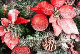 Best Artificial Christmas 60Cm Frosted Red Wreath With 30 Bright White Led Battery Lights - thumbnail 2