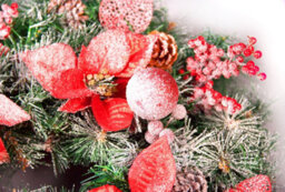 Best Artificial Christmas 60Cm Frosted Red Wreath With 30 Bright White Led Battery Lights - thumbnail 4