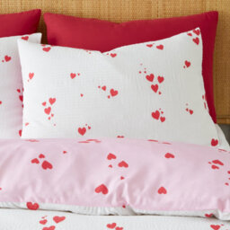 Catherine Lansfield Seersucker Heart Duvet Cover Set With Pillowcases White / Red - thumbnail 4
