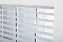Furnished Faux Wood Venetian Blinds - White 50mm Slats Trimmable Blinds For Windows And Doors  (W)55Cm (L)210Cm - thumbnail 5