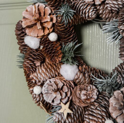 Samuel Alexander 30Cm Frosted Hanging Christmas Wreath With Pine Cones & Wooden Stars - thumbnail 5