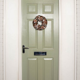 Samuel Alexander 30Cm Frosted Hanging Christmas Wreath With Pine Cones & Wooden Stars - thumbnail 2