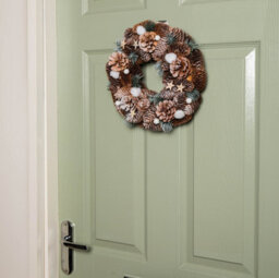 Samuel Alexander 30Cm Frosted Hanging Christmas Wreath With Pine Cones & Wooden Stars - thumbnail 4