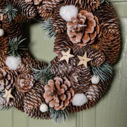 Samuel Alexander 30Cm Frosted Hanging Christmas Wreath With Pine Cones & Wooden Stars - thumbnail 3