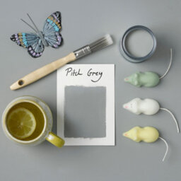 Rust-Oleum Pitch Grey Gloss Bathroom Wood & Cabinet Paint 750Ml - thumbnail 4