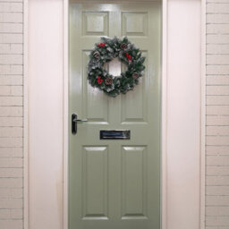Samuel Alexander 45Cm Snow Tipped Green Wreath Christmas Decoration With 125 Tips, Pine Cones And Berries - thumbnail 2