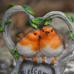 Burgess Welcome Robin Statue Home Garden British Robins Bird Sculpture Outdoor Ornament Robins Appear British Gift - thumbnail 2