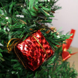 Samuel Alexander 30Cm Premier Green Mini Christmas Tree Decorated In Red & Gold - thumbnail 3