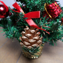 Samuel Alexander 30Cm Premier Green Mini Christmas Tree Decorated In Red & Gold - thumbnail 5