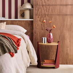 Sweeek - Curved Metal Side Table Or Bedside Table With Wood Decor And Casters Red 40X39.5X47.5 Cm - Molto - thumbnail 1