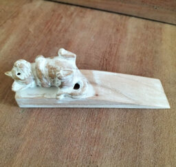 Serenityy Hand-Carved Kitten Doorstop - Sustainable Jemipinis Wood, 16 X 4 X 8 Cm - thumbnail 2