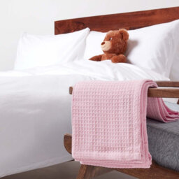 Homescapes Organic Cotton Waffle Baby Blanket Pink, 125 X 150 Cm - thumbnail 5