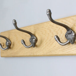 Oakcrafts - Handcrafted Solid Oak Coat Rack With Cast Iron 1883 Triple Hooks 450mm - 3 Hooks - thumbnail 3