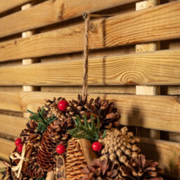 Samuel Alexander 50Cm Winter Spice Hanging Christmas Wreath With Pine Cones Red Berries & Dried Fruit - thumbnail 7