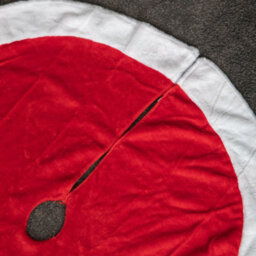 Samuel Alexander 1.2M Red And White Soft Fabric Traditional Christmas Tree Skirt - thumbnail 6