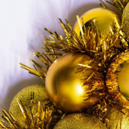 Christmas Tree World 33Cm Gold Shatterproof Bauble Wreath - thumbnail 3