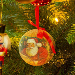 The Christmas Workshop 71560 Set Of 14 Red & Green Coloured Classic Santa Design Christmas Baubles  - thumbnail 4