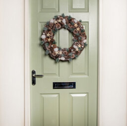 Samuel Alexander 50Cm Frosted Hanging Christmas Wreath With Pine Cones & Wooden Stars - thumbnail 2