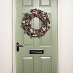 Samuel Alexander 50Cm Frosted Hanging Christmas Wreath With Pine Cones & Wooden Stars - thumbnail 6