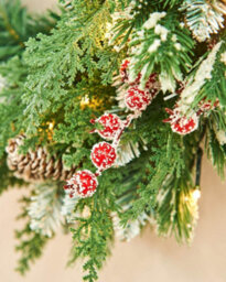 Werchristmas 60 Cm Pre-Lit Snow-Flocked Mixed-Tip Artificial Christmas Wreath With Pinecones And Berries, 40 Warm White Leds - thumbnail 6
