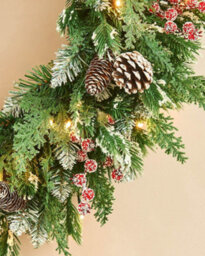 Werchristmas 60 Cm Pre-Lit Snow-Flocked Mixed-Tip Artificial Christmas Wreath With Pinecones And Berries, 40 Warm White Leds - thumbnail 4