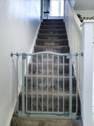 Safetots Curved Top Safety Gate, 197Cm - 206Cm, Matt Grey, Pressure Fit Stair Gate - thumbnail 9