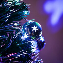 7Ft (210Cm) Green Fibre Optic Christmas Tree With Multi-Coloured Led Lights And Baubles - thumbnail 4