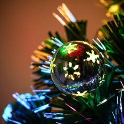 7Ft (210Cm) Green Fibre Optic Christmas Tree With Multi-Coloured Led Lights And Baubles - thumbnail 3
