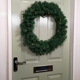 Samuel Alexander 60Cm Pre Lit Plain Green Christmas Wreath With Warm White Leds And 160 Tips - thumbnail 7