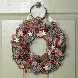 Samuel Alexander 36Cm Frosted Hanging Christmas Wreath With Red Jingle Bells & Wooden Stars - thumbnail 1