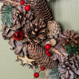 Samuel Alexander 36Cm Frosted Hanging Christmas Wreath With Red Jingle Bells & Wooden Stars - thumbnail 6