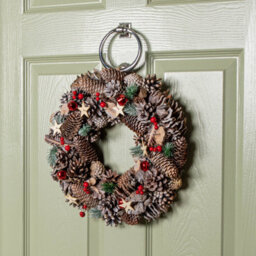Samuel Alexander 36Cm Frosted Hanging Christmas Wreath With Red Jingle Bells & Wooden Stars - thumbnail 3