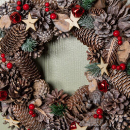 Samuel Alexander 36Cm Frosted Hanging Christmas Wreath With Red Jingle Bells & Wooden Stars - thumbnail 5