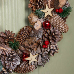 Samuel Alexander 36Cm Frosted Hanging Christmas Wreath With Red Jingle Bells & Wooden Stars - thumbnail 7