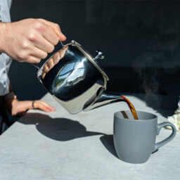 Café Olé Universal 9000 Stainless Steel Teapot 1140Ml, Mirror Finish, 18/8 Stainless Steel, Cool Touch Handle, Serves 4-5 Mugs - thumbnail 5