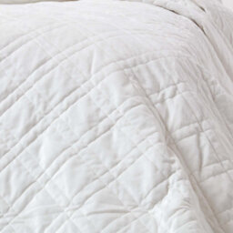 Homescapes Luxury Cream Quilted Velvet Bedspread Geometric Pattern 'paragon Diamond' Throw, 200 X 200 Cm - thumbnail 3