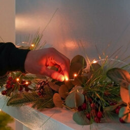 Festive Lights 2M 20 Amber Led Battery Powered Decorative Micro Firely Fairy String Lights On Silver Wire - thumbnail 4