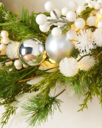 Werchristmas 76 Cm Pre-Lit White Berry Mixed-Tip Artificial Christmas Wreath, 40 Warm White Leds - thumbnail 4