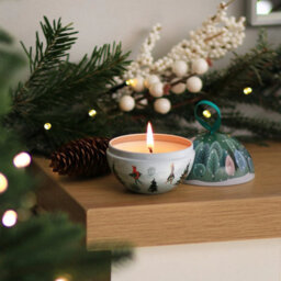 Heart and Home Christmas Tin Soy Candle - Christmas Tree Fragrance - 20 Hours Burn - thumbnail 2