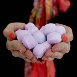 Serenityy 1.3Kg Box Of Mini Fizz Spheres - Black Cherry, Hand-Made, Vegan, Cruelty Free - thumbnail 3