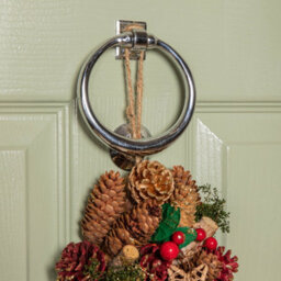 Samuel Alexander 35Cm Red Hanging Star Christmas Wreath With Red Berries And Pinecones - thumbnail 4