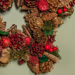 Samuel Alexander 35Cm Red Hanging Star Christmas Wreath With Red Berries And Pinecones - thumbnail 5