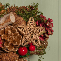 Samuel Alexander 35Cm Red Hanging Star Christmas Wreath With Red Berries And Pinecones - thumbnail 6