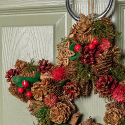 Samuel Alexander 35Cm Red Hanging Star Christmas Wreath With Red Berries And Pinecones - thumbnail 7