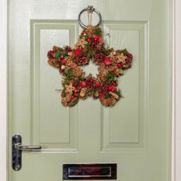 Samuel Alexander 35Cm Red Hanging Star Christmas Wreath With Red Berries And Pinecones - thumbnail 3