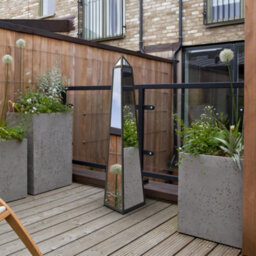 Mirroroutlet The Obelisk Black Metal Edged Mirrored Garden Ornament 120Cm X 25Cm X 25Cm - thumbnail 1