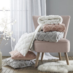 Catherine Lansfield Downstairs Living Cosy Diamond Soft 130X170Cm Blanket Throw Blush Pink - thumbnail 4